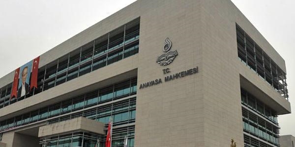 AYM'den 'Ehliyetsiz' ara karar