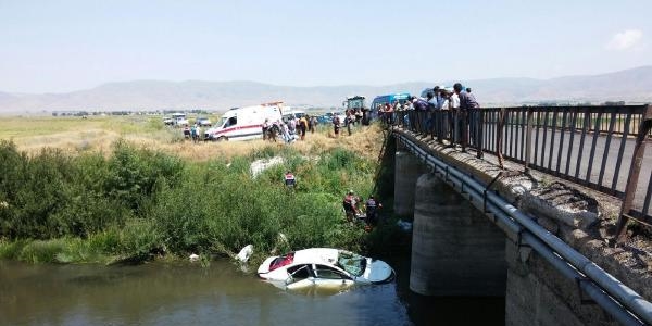 Otomobil Karasu Nehri'ne utu: 6 l