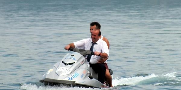 Belediye Bakan, takm elbiseyle jet-ski'ye bindi