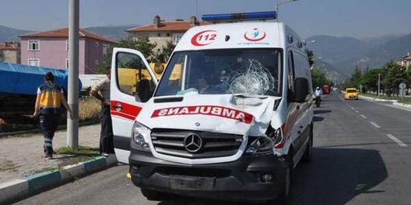 Hasta almaya giden ambulansn arpt bisikletli ld