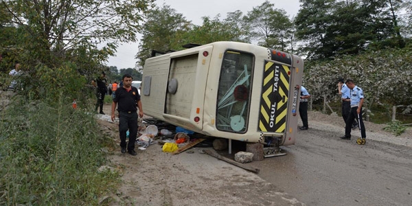 Fndk iilerini tayan midibs devrildi: 1 l, 24 yaral