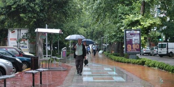 stanbul'da ani yamur hazrlksz yakalad