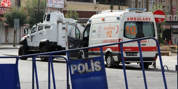 Diyarbakr'da yaral polis says 8'e ykseldi