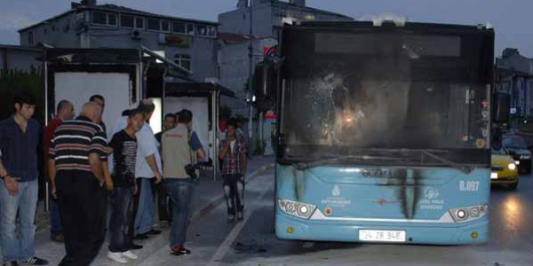 Beyolu'nda yolcu otobsne molotoflu saldr