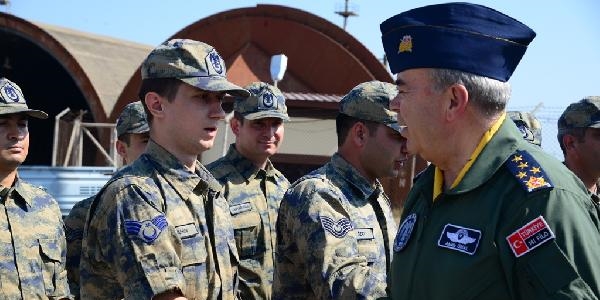 Hava Kuvvetleri Komutan, sava ua pilotlar ile bayramlat