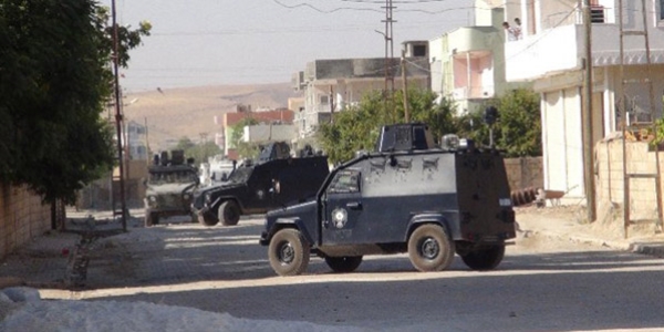 dil'de PKK'llar hendek kapatmaya giden polislere ate at