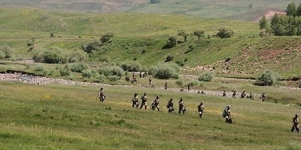 Hakkari'de 2 terrist teslim oldu