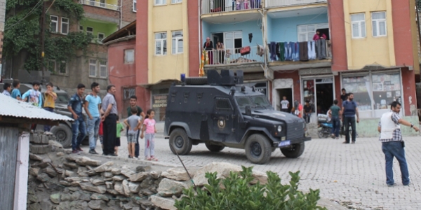 Polis aracna atlan roketatar mermisi eve isabet etti