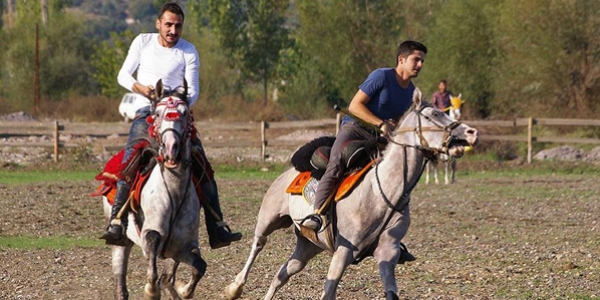 Sndrg'da esnaf, memur ve adan atl cirit takm