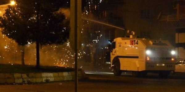 Hakkari'de yola barikat kuran gruba polis mdahale etti