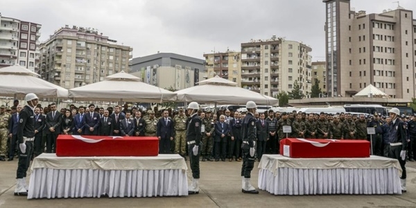 Diyarbakr'da ehit olan iki polis iin tren dzenlendi