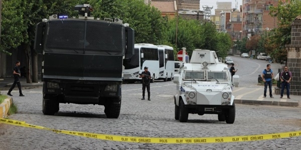Diyarbakr'n Sur ilesinde sokaa kma yasa