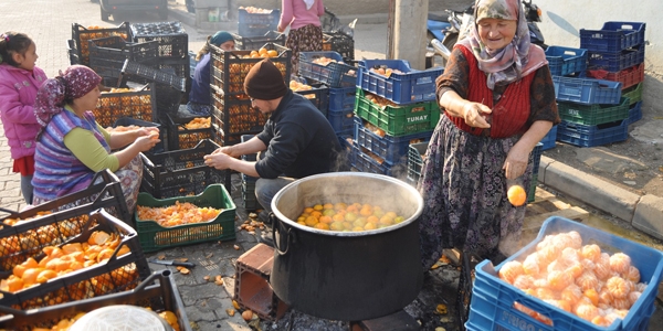 Kadnlar, mandalina soyarak para kazanyor