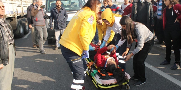 Manisa'da liseli kzlara otomobil arpt