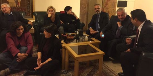HDP ve CHP'li vekilleri meclisteki oturma eylemi sona erdi