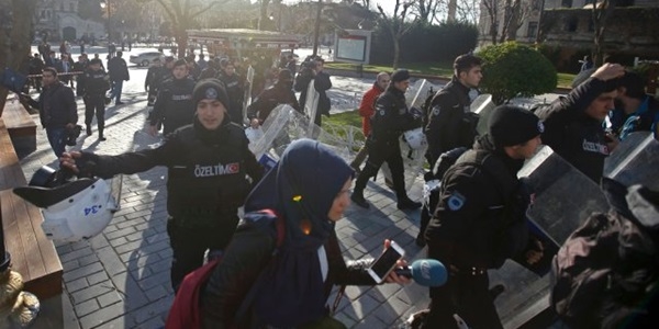 Sultanahmet'te len 10 alman turistlerin zel eyalar teslim edildi