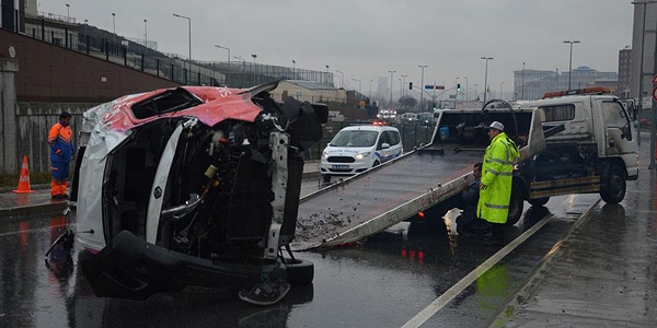 stanbul'da minibs dere yatana devrildi: 2 l, 2 yaral