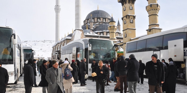 Yozgatl i adam, iiler ve rencileri umreye gnderdi