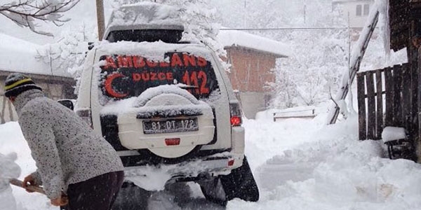 Kardan yolu kapanan kydeki hastay paletli ambulans kurtard