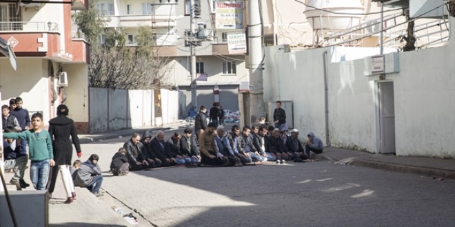 Cizre'de cuma namaz sokakta klnd