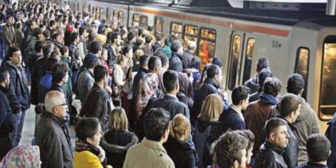 Metro'da, 'bomba var' akas yapan 3 kiiye gzalt