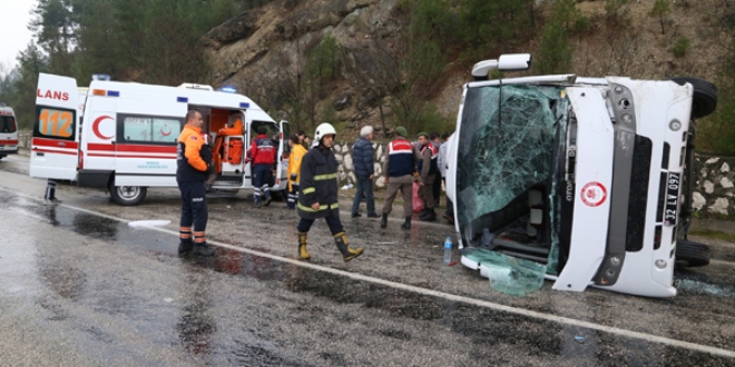 niversite rencilerini tayan otobs devrildi: 31 yaral