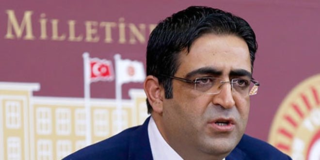 HDP'li iki vekilin ei AA'dan atld