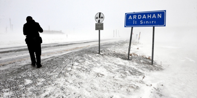 Ardahan'da kar ve tipi etkili oluyor