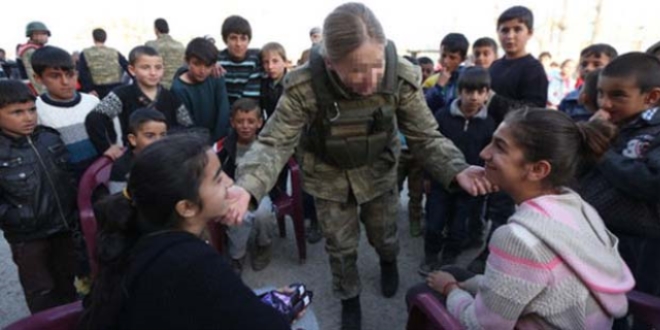 Hakkari'de kadn subay ocuklara moral verdi