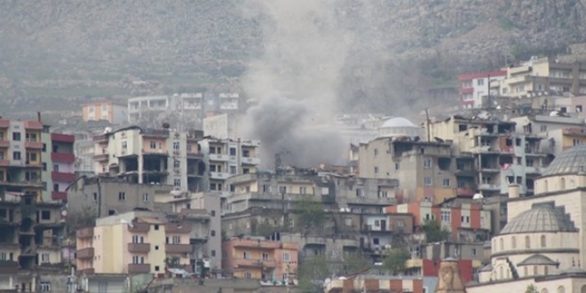 rnak'ta PKK'llarn karargah olarak kullandklar binalar ate altnda