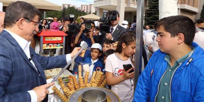 Suriyeli ocuk Sare Davutolu'na izdii resmi hediye etti