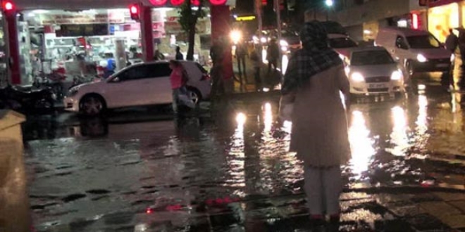 stanbul'da beklenen iddetli yamur geldi