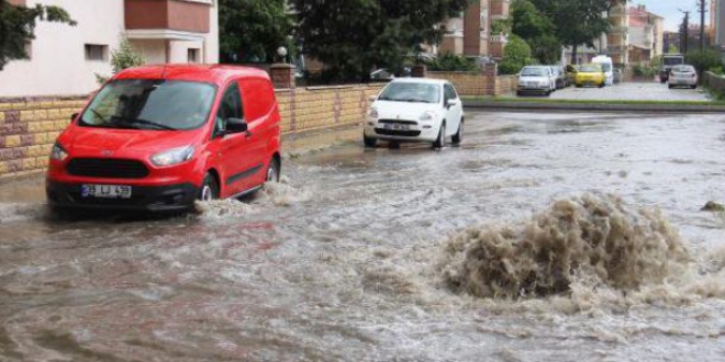 Edirne'de yamur ve dolu, hayat olumsuz etkiledi