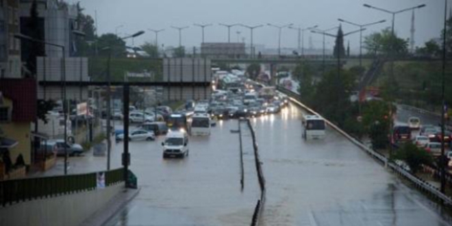 stanbul'u yamur vurdu, trafik fel