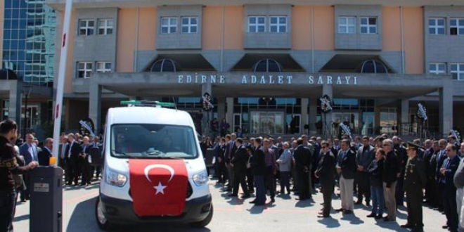 Hayatn kaybeden 'mahkeme bakan' iin tren dzenlendi