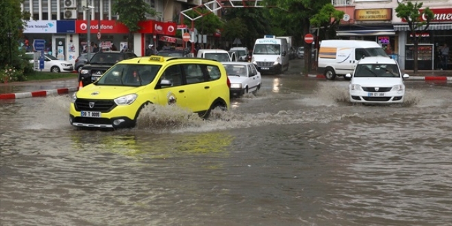 Krklareli'de saanak ve dolu etkili oldu