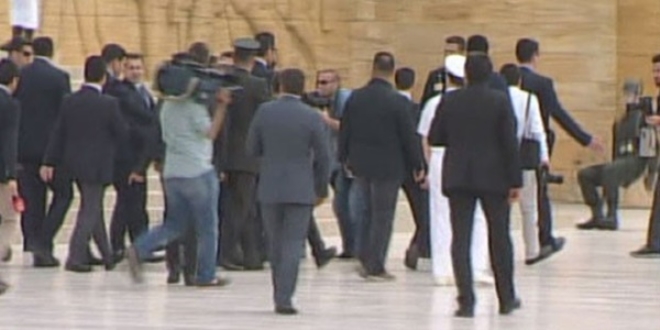 Anitkabir De Nobet Tutan Asker Bayildi Memurlar Net