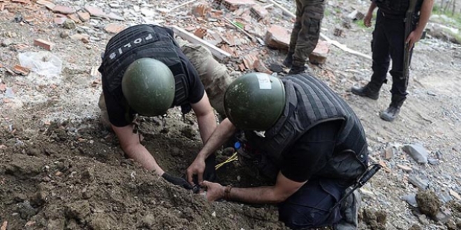 Nusaybin'de terristlerce tuzaklanan patlayclar imha ediliyor