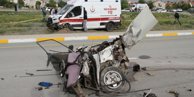 Erzincan'da, ambulansla otomobil arpt: 3 l 8 yaral