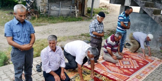 'Cemaat, cami nne toplanarak eylem yapt'