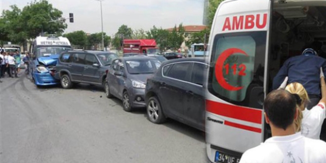 stanbul'da, yolcu minibs 5 araca arpt, 4 yolcu yaral