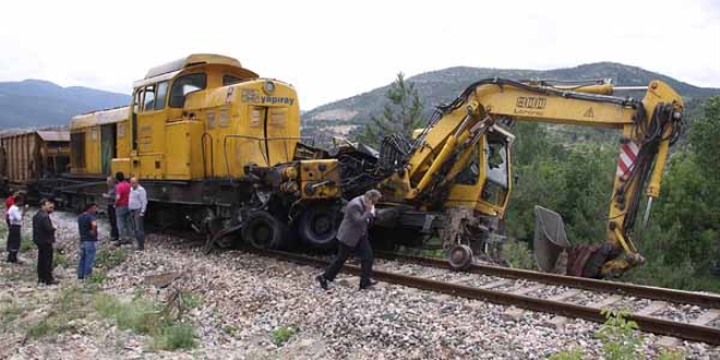 Yk treni i makinesine arpt: 1 yaral