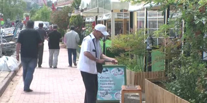 Hastane emeklisi, ekirdek satarak hac paras biriktiriyor