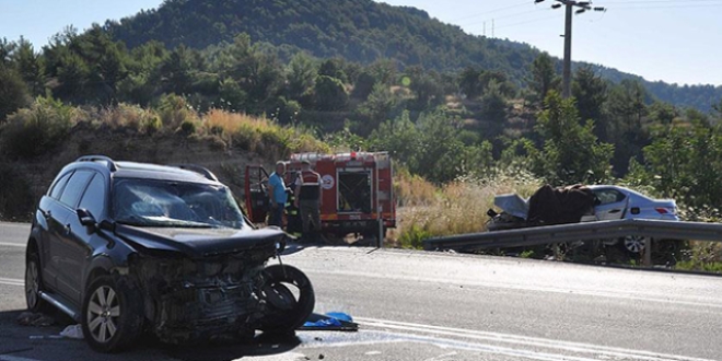 Antalya'da ciple otomobil arpt: 2 l, 6 yaral