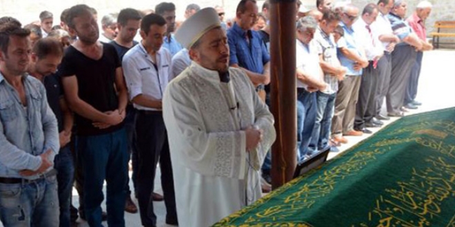 Efe'nin cenaze namazn imam da gzyalarn tutamad