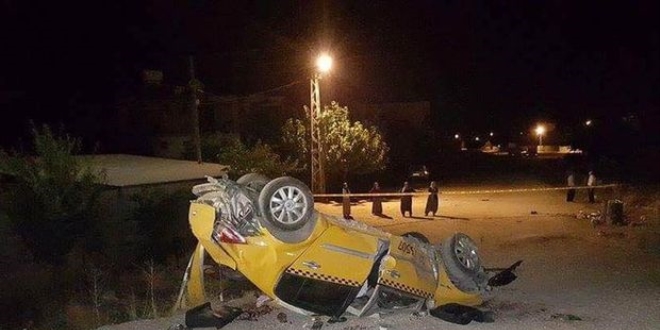 Hatay'da motosiklete arpan taksi takla att: 2 l, 6 yaral