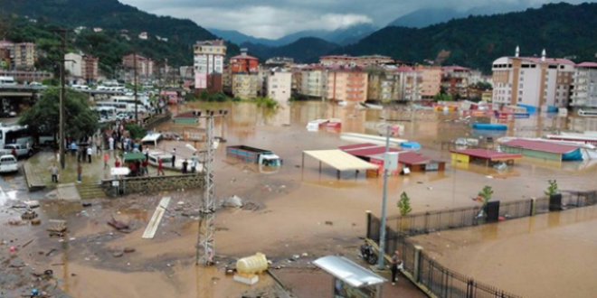 Artvin'de saanak ve sel maddi hasarlara neden oldu