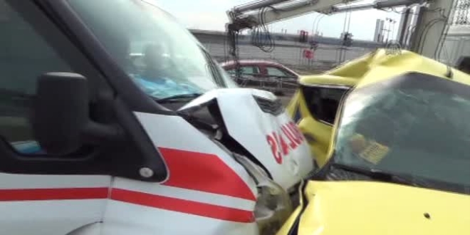 Afyonkarahisar'da ambulansla otomobil arpt: 5 yaral
