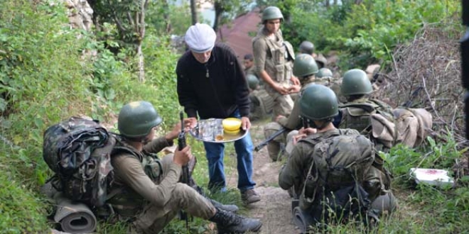 Ordu'da halk, askerlere ay ve yiyecek ikramnda bulundu