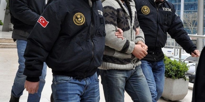 Karabk'te 2 memur tutukland